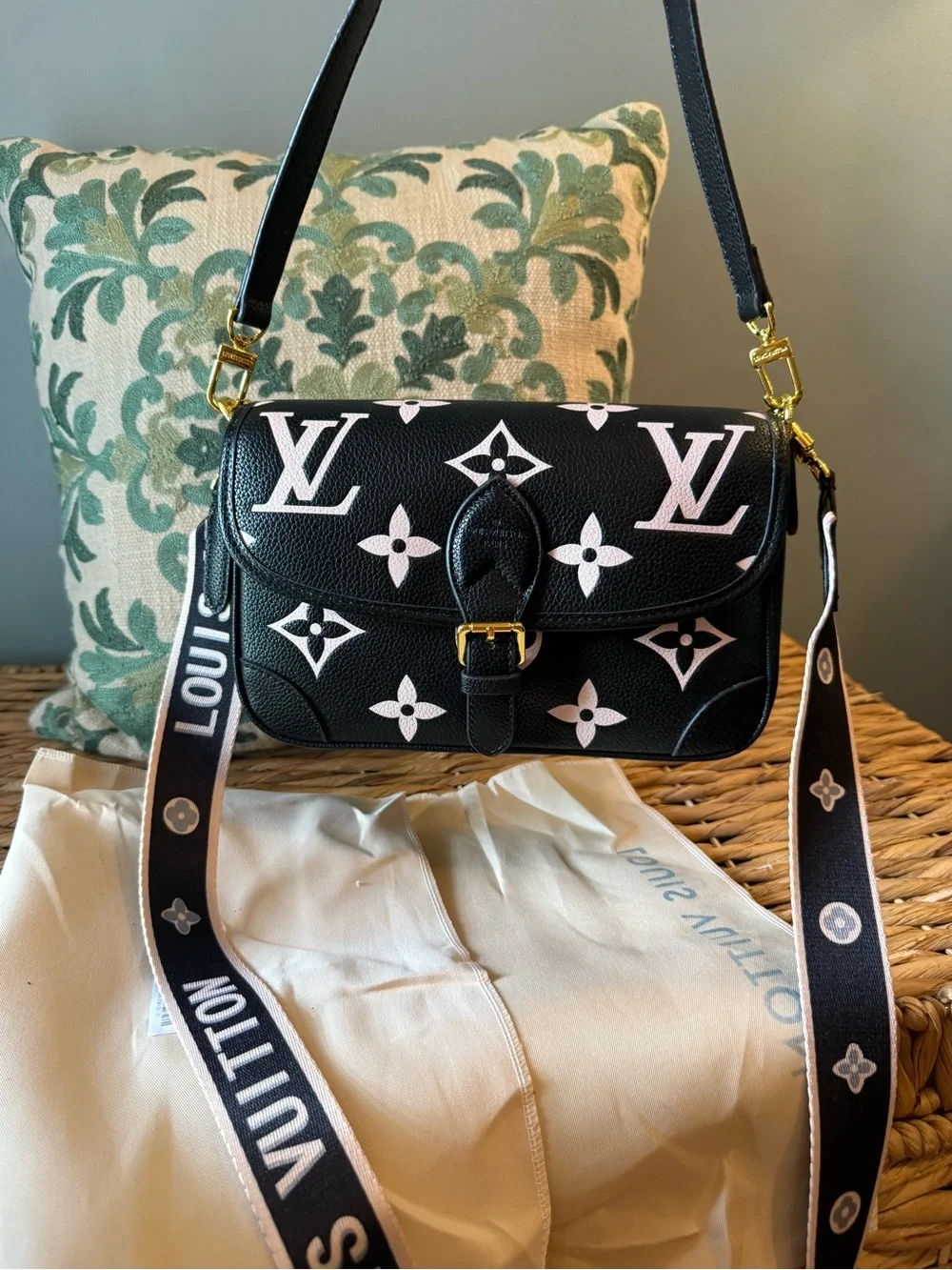 🖤 🩷 Black & Pink Crossbody Bag- see description